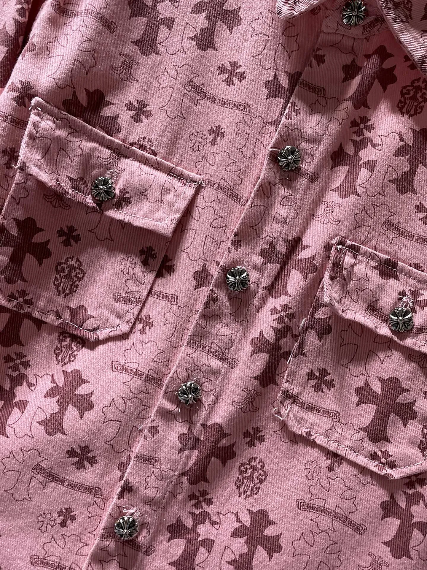 P276 Chrome Hearts🍁Shirt Series🍁 Classic cross-printed denim shirt jacket. Exclusively custom-woven and dyed. 100% pure cotton. High-gram weight denim all-printed fabric. High-tech washing! Original hardware mold opening!  ⭐Original version ⭐Can be worn with denim in all seasons 🌈Recommended colors: custom washed denim blue, denim pink 🌈Code numbers: S, M, L, XL